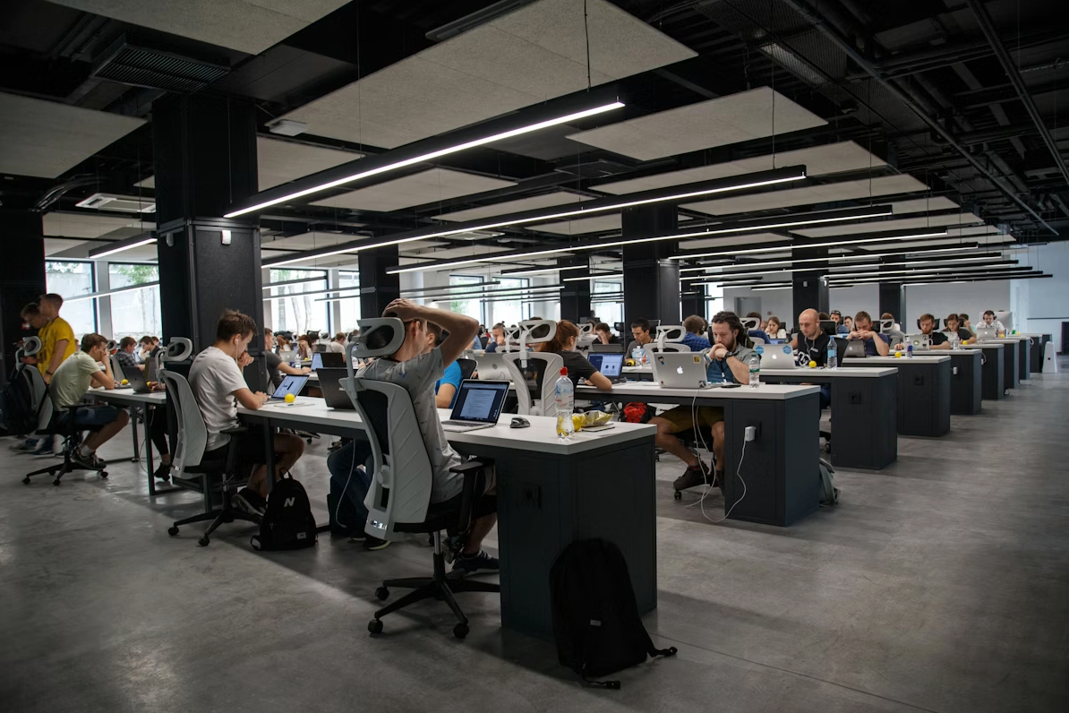 Equipe MontLuz em ambiente de coworking em Brasília